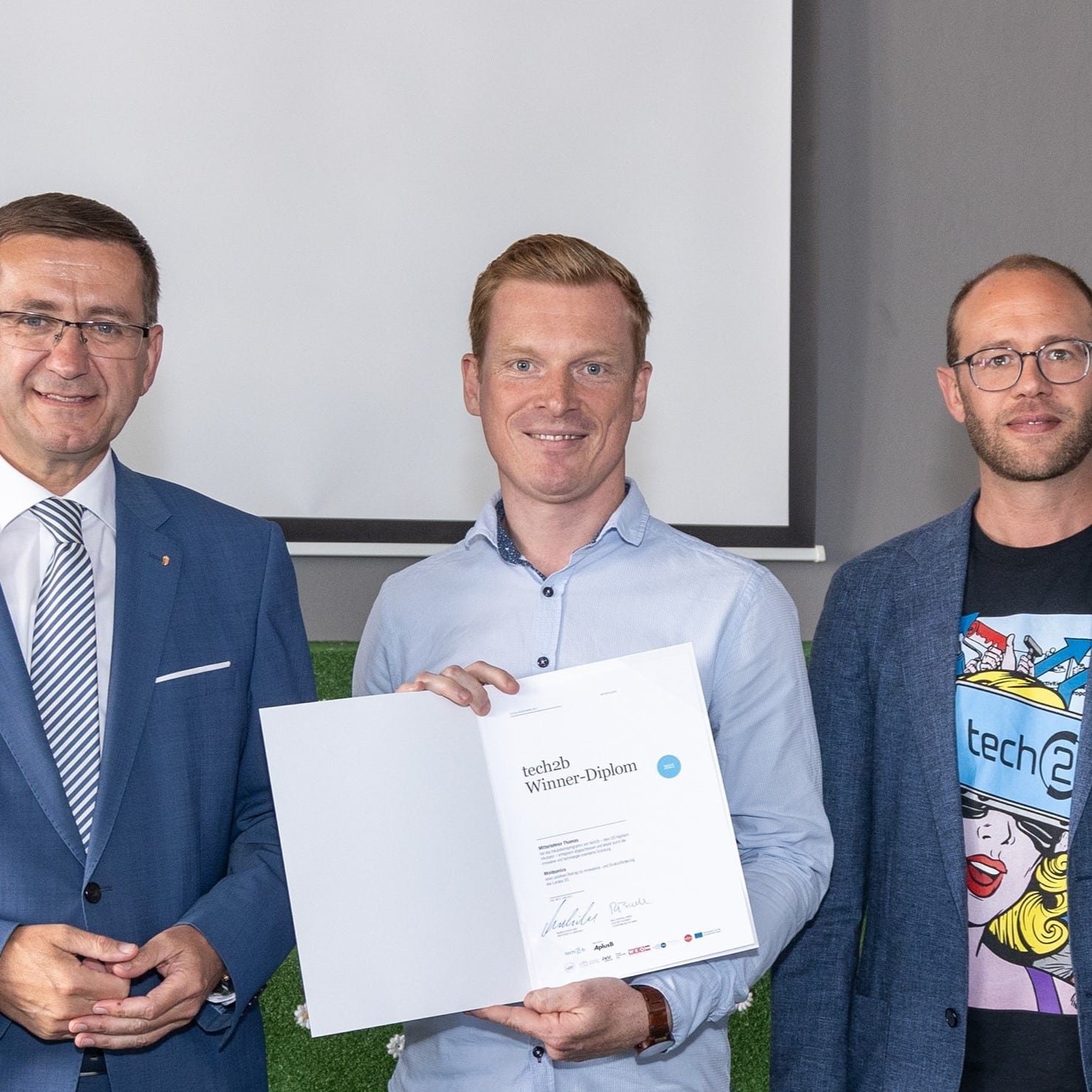 Wirtschaftslandesrat Achleitner überreicht Winner-Diplom von tech2b an Moldsonics