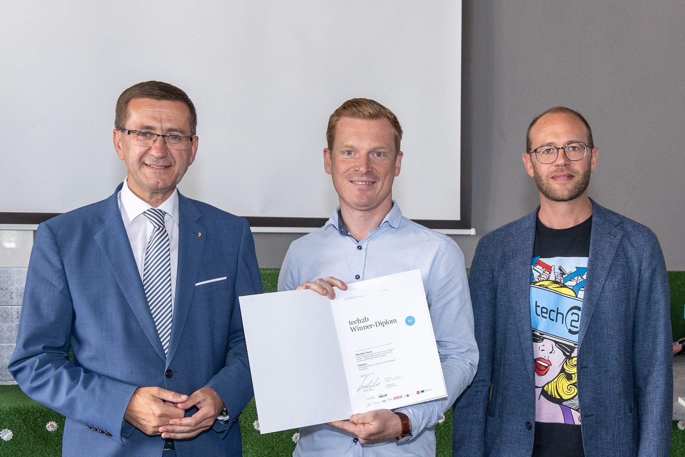 Regional Minister for Economic Affairs Achleitner presents Winner diploma from tech2b to Moldsonics