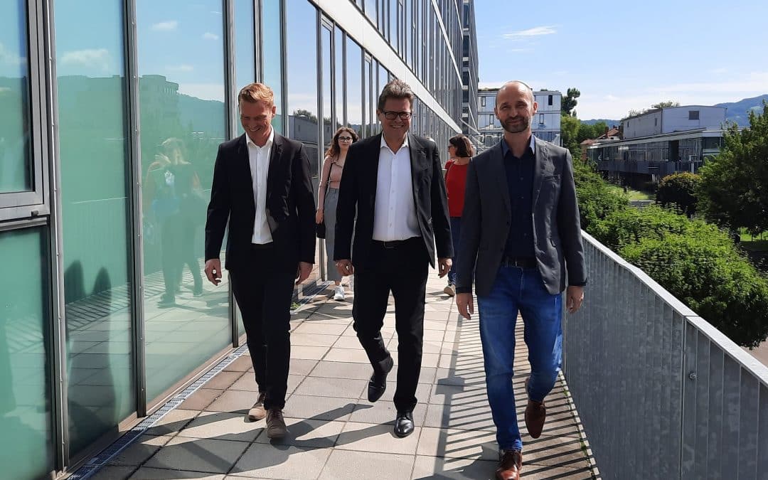 Von der Forschung zur Innovation: Bundesminister Polaschek zu Besuch bei JKU Spin-off Moldsonics