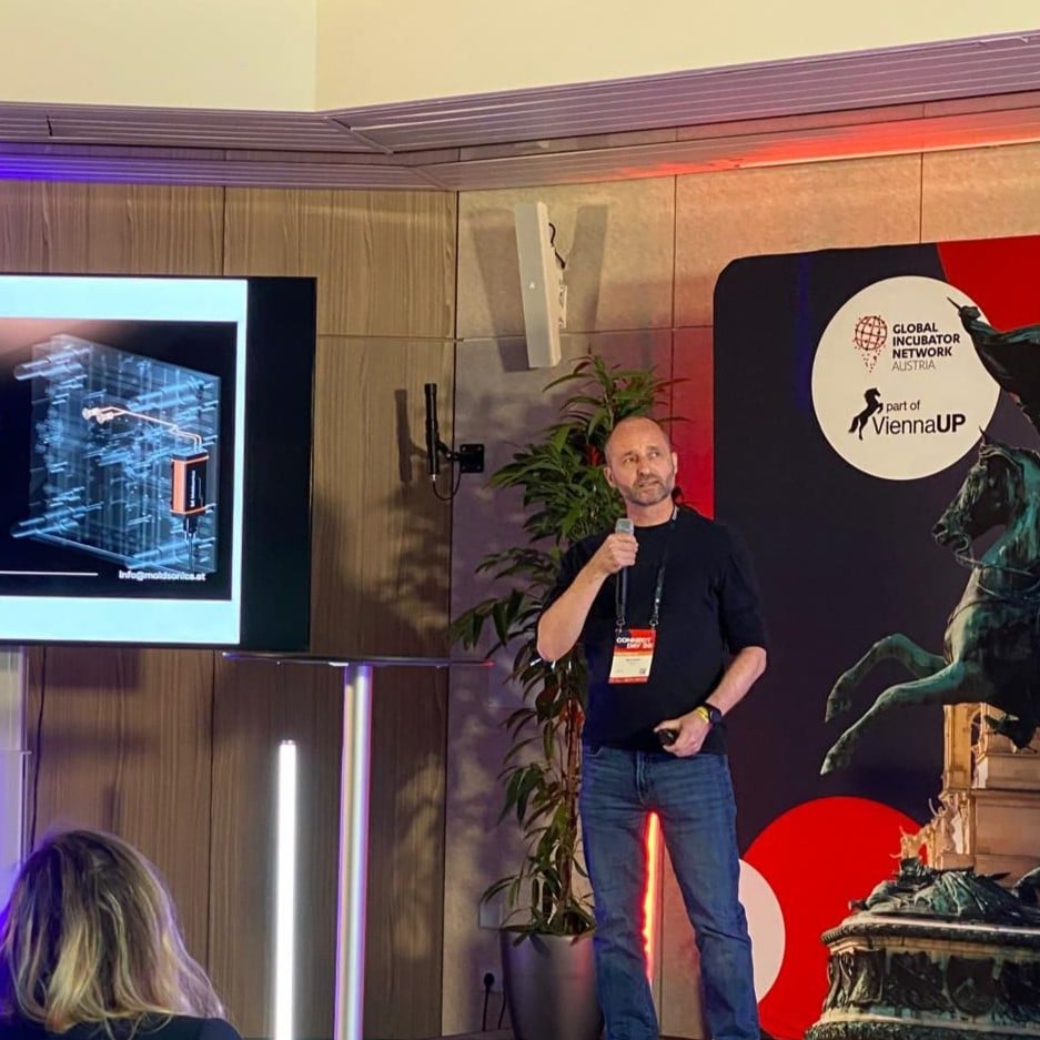 Bernhard Praher präsentiert Moldsonics beim Connect Day 2026.