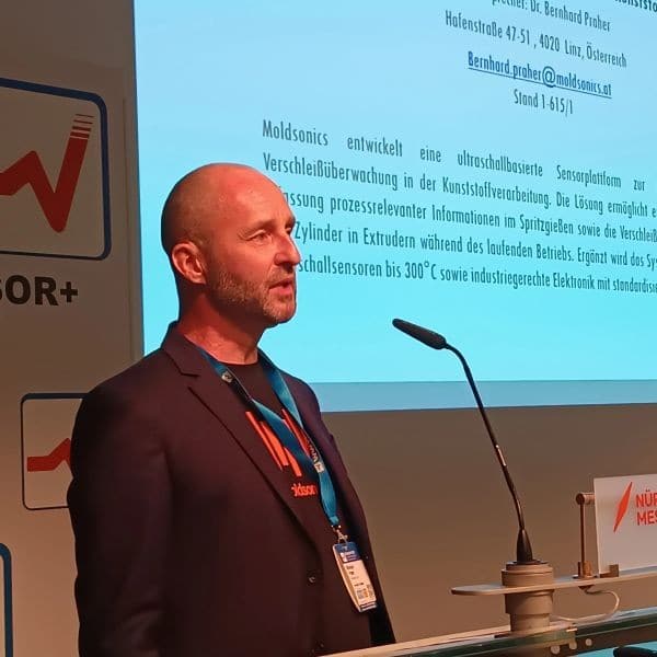 Bernhard Praher präsentiert Moldsonics Lösungen im Rahmen der AMA Innovationspreis-Nominierung.