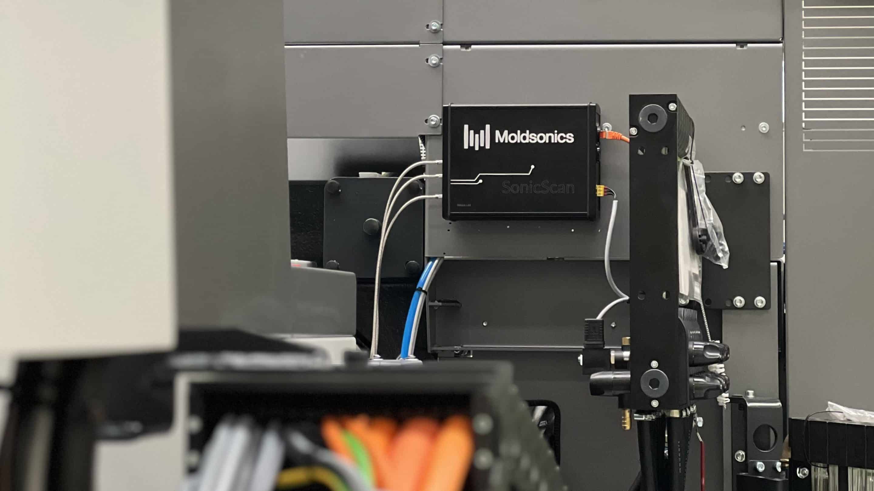 Elektronik auf der Anlage scaled Moldsonics schmelzequalität